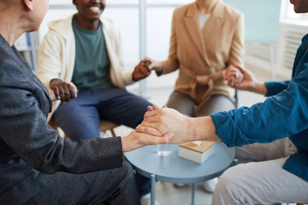 Primer Plano Grupo Multiétnico Personas Cogidas Mano Oración Mientras Sientan — Foto de Stock