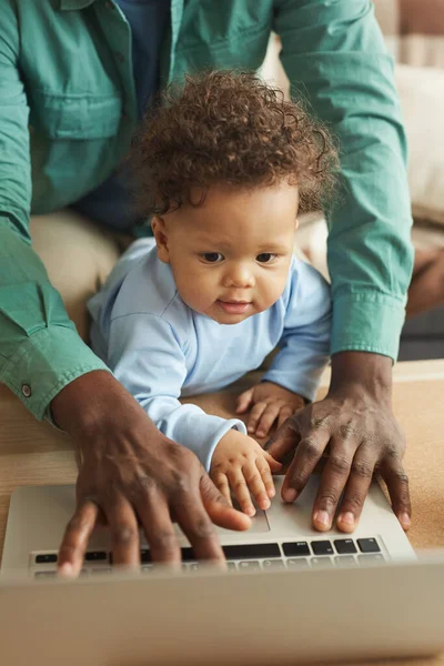 Vertikales Porträt Eines Süßen Afroamerikanischen Babys Mit Laptop Und Blick — Stockfoto