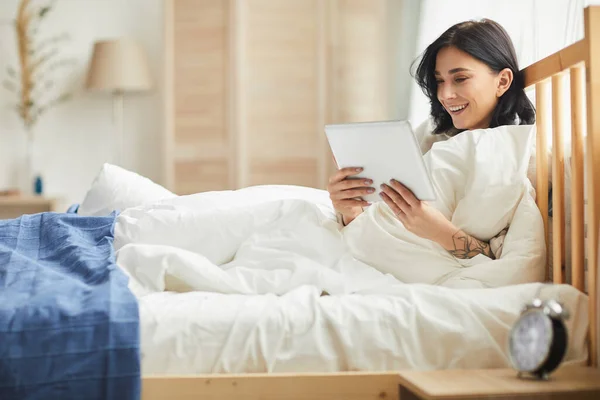 Portrait Smiling Adult Woman Using Digital Tablet Browsing Internet While — Stock Photo, Image