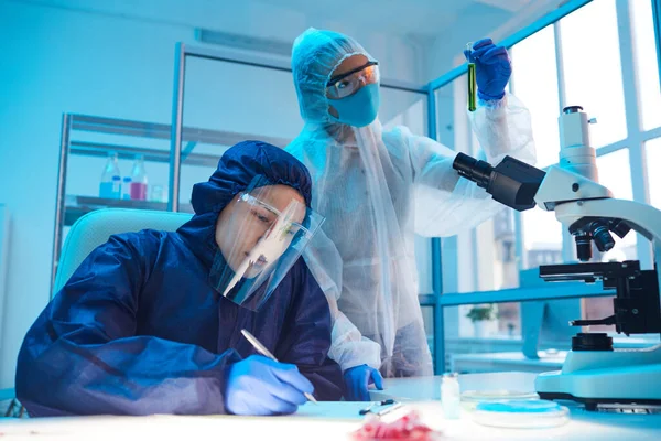 Retrato Dos Científicos Que Usan Equipo Riesgo Biológico Mientras Trabajan — Foto de Stock