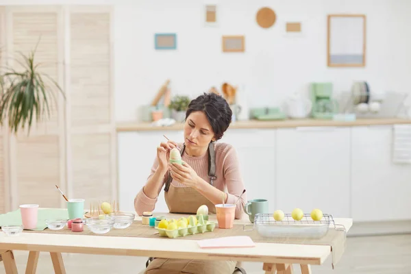 Brede Hoek Uitzicht Elegante Volwassen Vrouw Schilderen Eieren Pastelkleuren Voor — Stockfoto