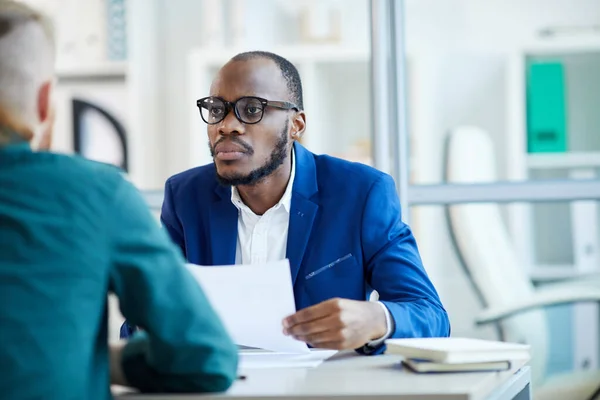 Portrét Současného Afroamerického Podnikatele Naslouchajícího Kandidátovi Během Pracovního Pohovoru Kanceláři — Stock fotografie
