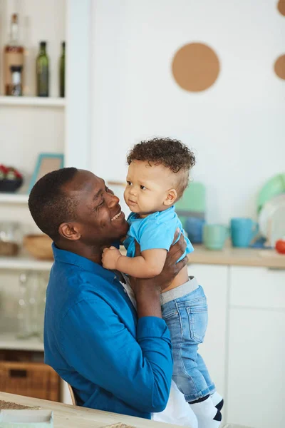 幸せなアフリカ系アメリカ人の父親の肖像ともに小さな男の子の白い座ってキッチンテーブル コピースペース — ストック写真