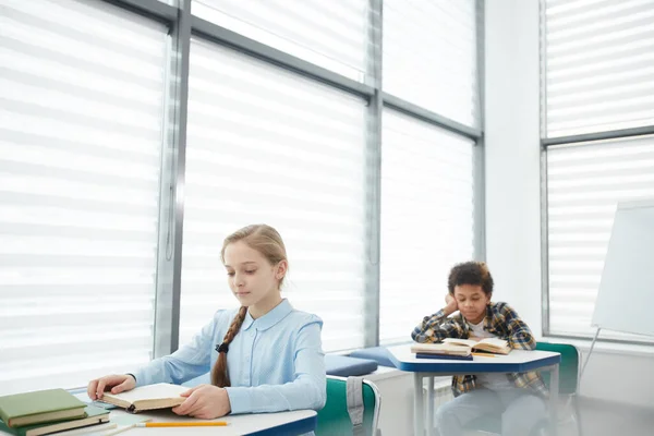 Brede Hoek Portret Van Blonde Intelligente Meisje Lezen Boek Terwijl — Stockfoto