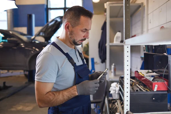 Side View Portrait Bearded Car Mechanic Choosing Tools While Repairing — Stock Photo, Image