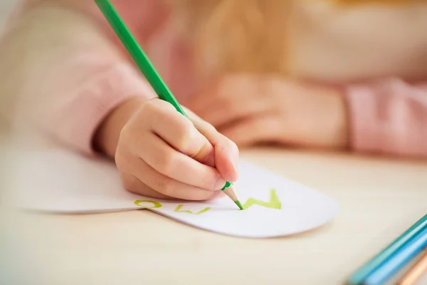 Närbild Oigenkännlig Liten Flicka Gör Handgjorda Kort För Mors Dag — Stockfoto