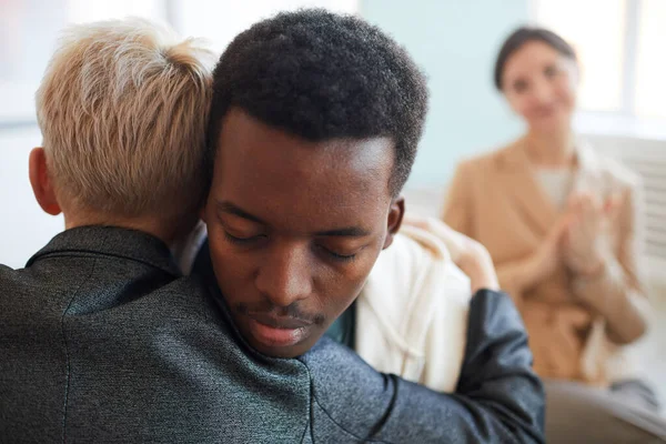 Achteraanzicht Van Vrouwelijke Psycholoog Omarmen Afro Amerikaanse Tiener Tijdens Therapiesessie — Stockfoto