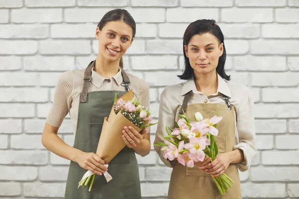 Midja Upp Porträtt Två Kvinnliga Blomsterhandlare Ler Mot Kameran Medan — Stockfoto