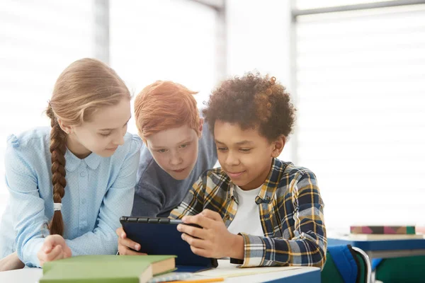 Multi Etnische Groep Kinderen Die Digitale Tablet Internet Gebruiken Terwijl — Stockfoto