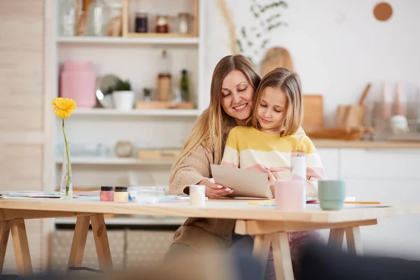 Retrato Tonos Cálidos Madre Feliz Abrazando Pequeña Hija Mientras Mira —  Fotos de Stock