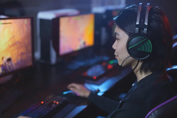 Nagylátószögű Portré Fiatal Ázsiai Férfi Játszik Videojátékok Visel Fejhallgató Sötét — Stock Fotó