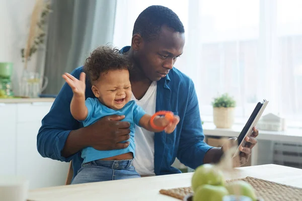 Zijaanzicht Portret Van Afro Amerikaanse Man Met Huilende Baby Tijdens — Stockfoto