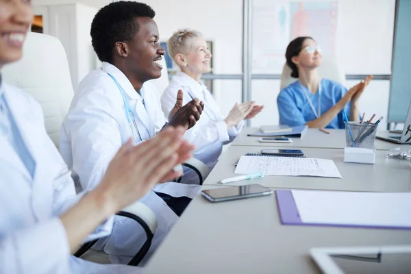 Oldalnézet Többnemzetiségű Orvosok Csoportjában Akik Tapsolnak Miközben Asztalnál Ülnek Orvosi — Stock Fotó