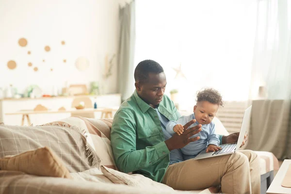 Porträt Eines Reifen Afroamerikanischen Mannes Mit Laptop Während Babysitter Niedlichen — Stockfoto