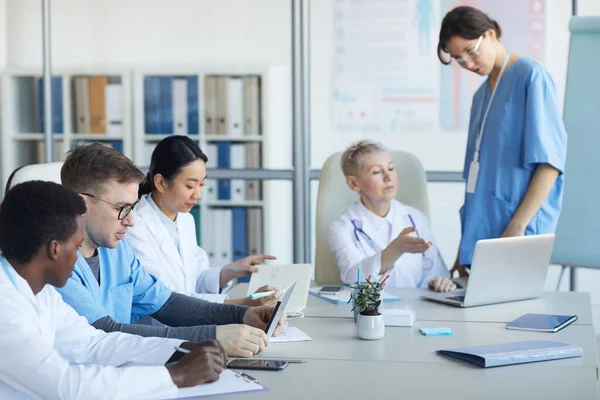 Groep Artsen Zit Rond Tafel Tijdens Medische Raad Conferentie Kliniek — Stockfoto