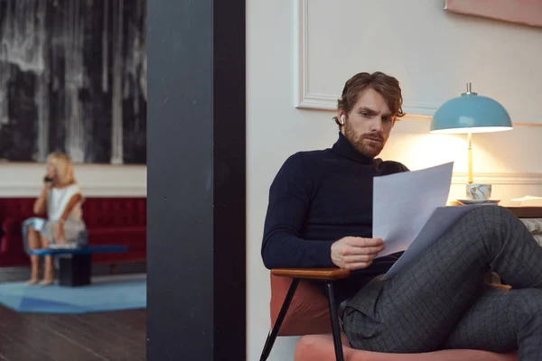 Retrato Homem Barbudo Bonito Segurando Documentos Enquanto Sentado Elegante Interior — Fotografia de Stock