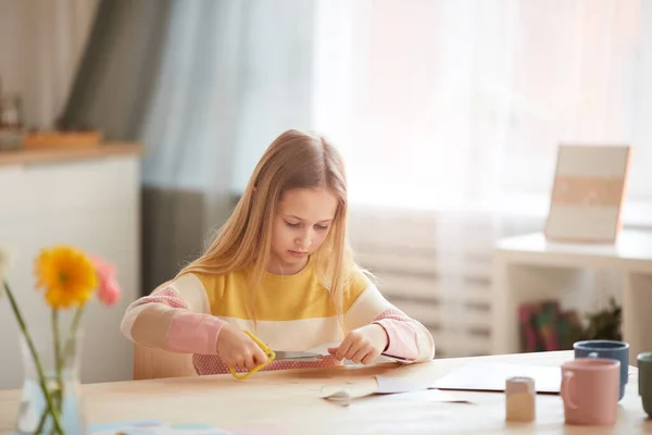 Porträtt Söt Flicka Att Göra Semesterkort För Mödrar Dag Eller — Stockfoto