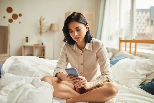 Retrato Comprimento Total Tons Quentes Jovem Mulher Moderna Usando Smartphone — Fotografia de Stock