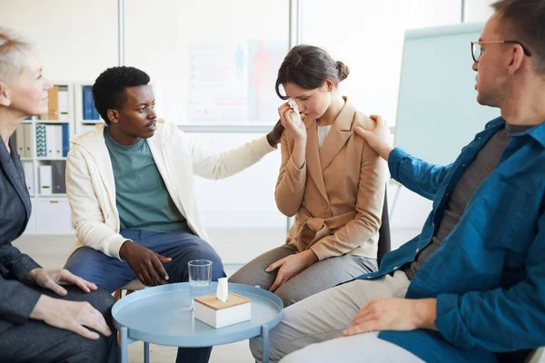 Porträt Einer Jungen Frau Die Weint Während Sie Auf Einem — Stockfoto