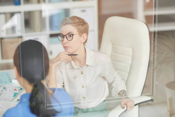 Shocked Businesswoman Talking Colleague Office Copy Space — Stock Photo, Image