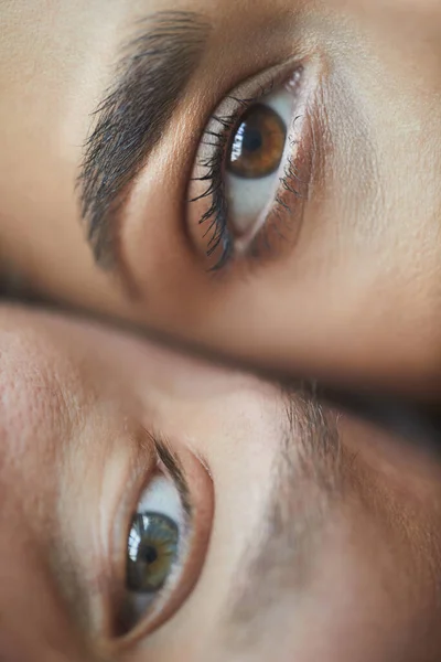 Extremo Close Olhos Masculinos Femininos Olhando Para Câmera Amor Conceito — Fotografia de Stock