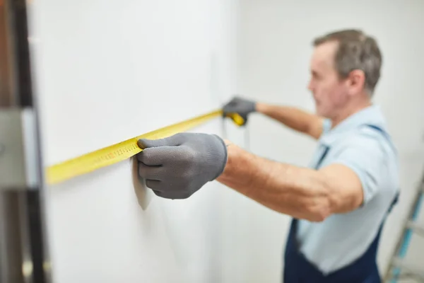 Close Portret Van Senior Bouwvakker Meten Muur Tijdens Renovatie Huis — Stockfoto