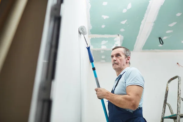 Lage Hoek Portret Van Senior Bouwvakker Schilderen Muur Tijdens Het — Stockfoto