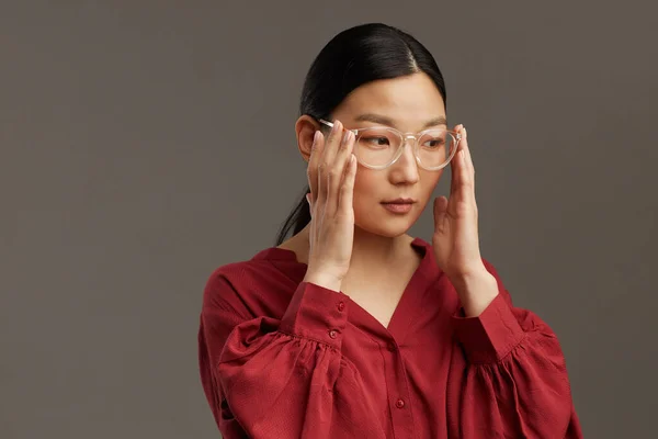 Fej Váll Portré Elegáns Ázsiai Felvesz Szemüveget Miközben Áll Szemben — Stock Fotó