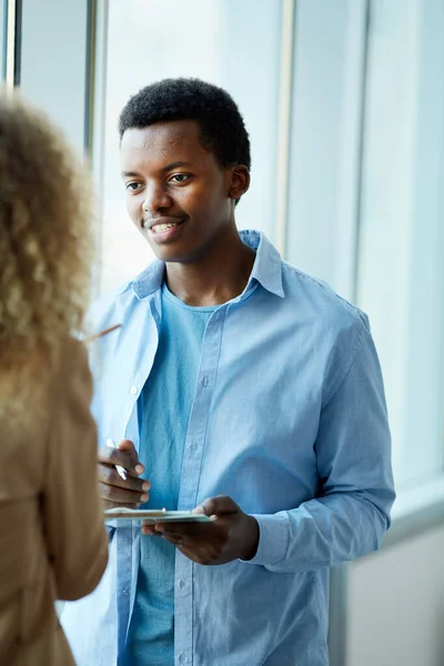 Retrato Vertical Jovem Afro Americano Conversando Com Uma Amiga Enquanto — Fotografia de Stock