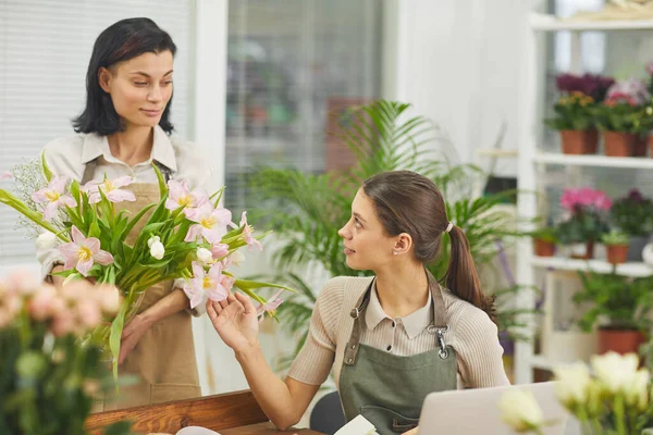 Porträtt Två Leende Kvinnliga Blomsterhandlare Diskuterar Buketter Medan Arbetar Blomsteraffär — Stockfoto