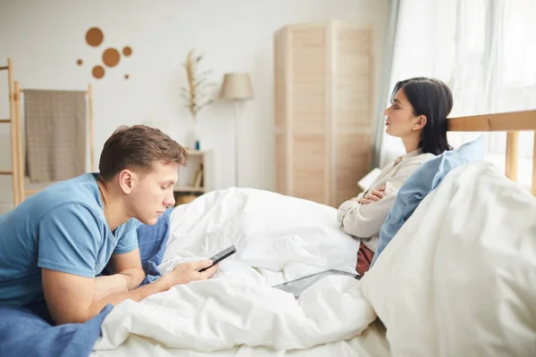 Side View Portrait Young Man Using Smartphone While Sitting Bed — Stock Photo, Image