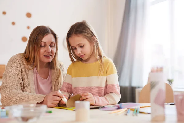 Varmt Portrett Moden Mor Som Nyter Kunst Håndverk Med Søt – stockfoto