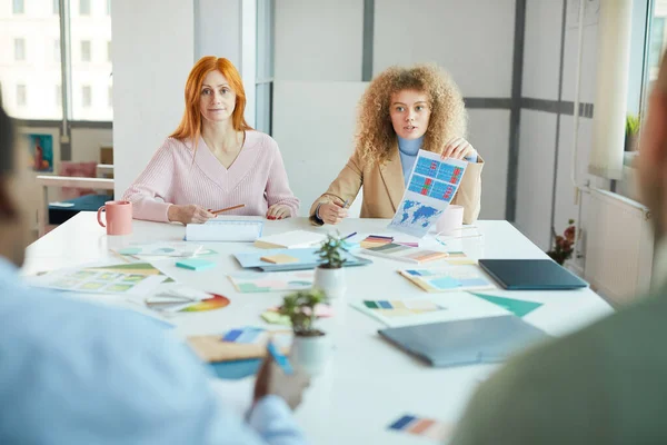 Retrato Dos Empresarias Sentadas Frente Dos Hombres Mientras Discutían Proyecto — Foto de Stock