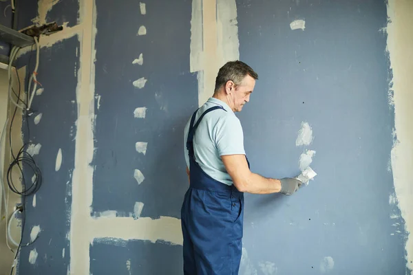 Portré Egy Idős Ember Dolgozik Gipszkarton Falon Miközben Felújítás Ház — Stock Fotó