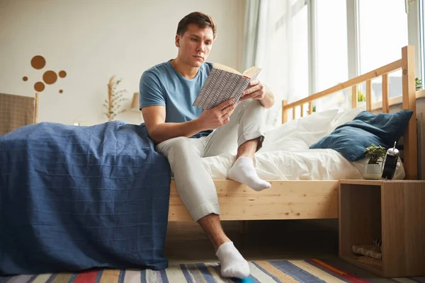 Evdeki Mekanda Oturmuş Kitap Okuyan Modern Bir Gencin Sıcak Tonlu — Stok fotoğraf