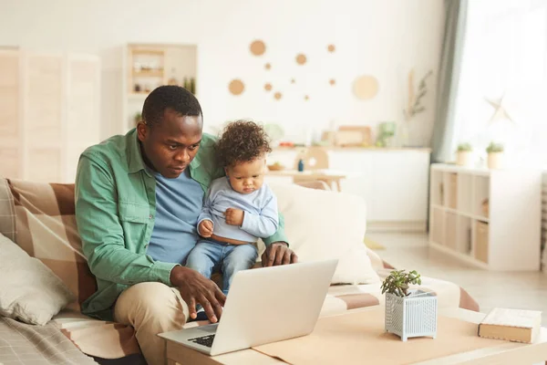 Portret Van Volwassen Afro Amerikaanse Man Werkt Laptop Terwijl Oppas — Stockfoto