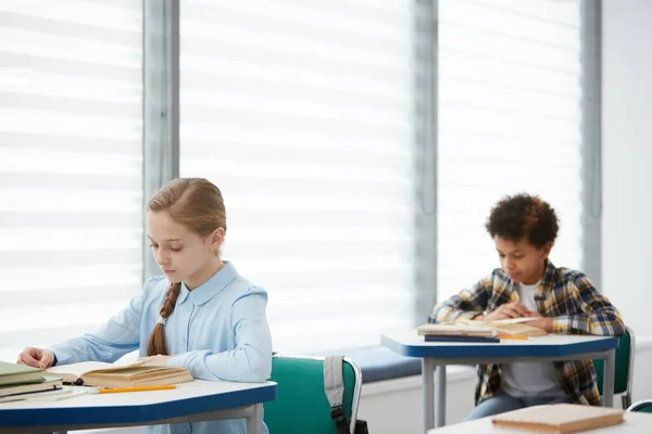 Portré Két Gyerek Sorban Asztaloknál Iskolában Osztályteremben Összpontosít Aranyos Lány — Stock Fotó