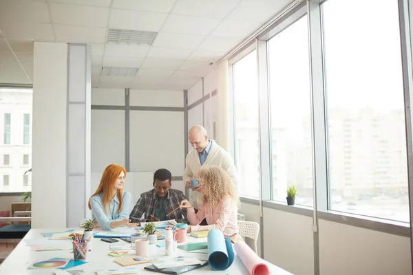 Vue Grand Angle Une Équipe Affaires Diversifiée Discutant Projet Créatif — Photo