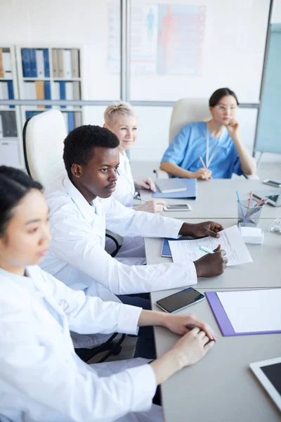 Hög Vinkel Syn Unga Afroamerikanska Läkare Sitter Vid Bordet Medicinsk — Stockfoto