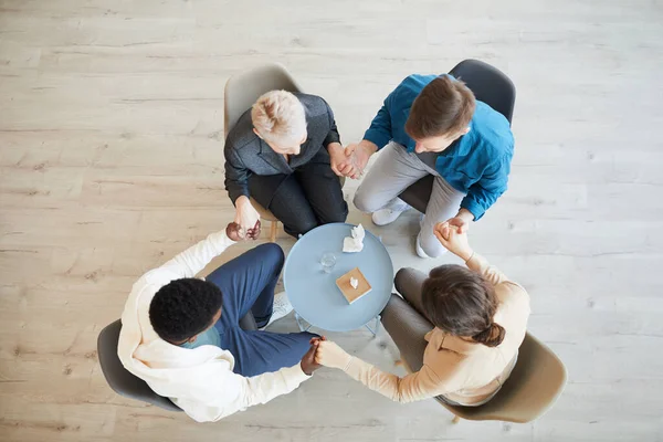 Vista Anterior Grupo Multiétnico Personas Que Toman Mano Sentadas Círculo — Foto de Stock