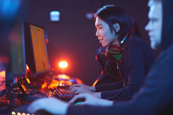 与职业网络运动队一起玩电子游戏的笑脸亚洲人的侧面肖像 复制空间 — 图库照片