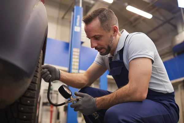 Side View Portrait Car Mechanic Checking Pressure Tires Vehicle Inspection — Stock Photo, Image