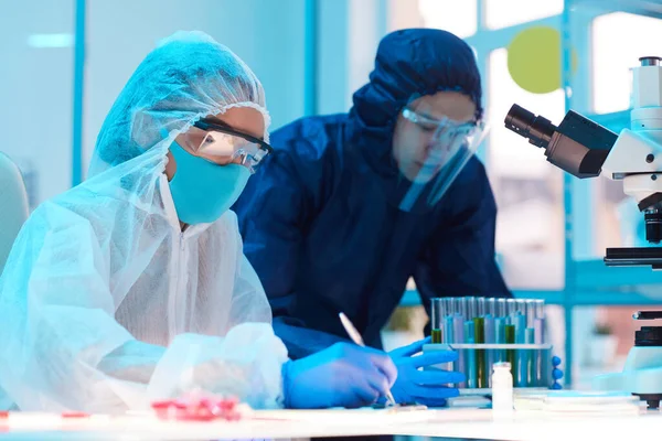 Sidovy Porträtt Två Forskare Som Bär Biologiskt Riskmaterial Arbetar Med — Stockfoto