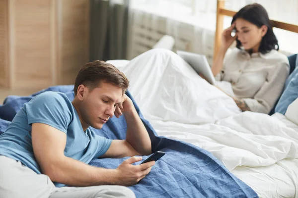 Portrait Modern Young Couple Using Mobile Devices While Sitting Bed — Stock Photo, Image