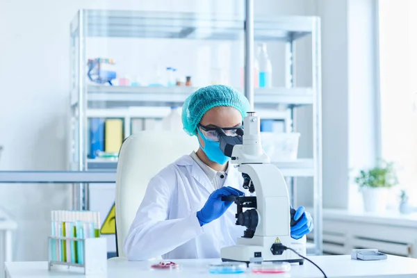 Retrato Una Mujer Científica Mirando Microscopio Mientras Trabaja Investigación Laboratorio — Foto de Stock