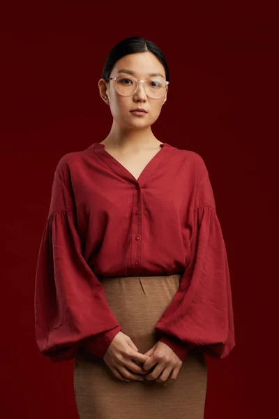 Asyalı Zarif Bir Kadının Profesyonel Portresi Kestane Rengi Arka Planda — Stok fotoğraf