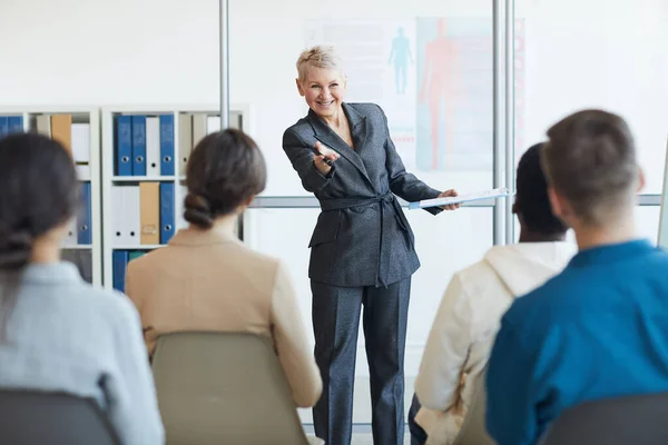 Ritratto Donna Affari Matura Che Discorso Pubblico Durante Seminario Spazio — Foto Stock