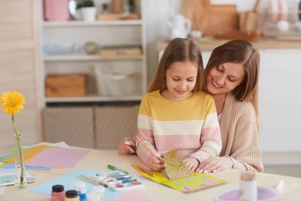 Ritratto Caldo Madre Felice Che Abbraccia Figlia Mentre Disegna Immagini — Foto Stock