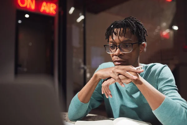 Porträt Eines Jungen Afroamerikanischen Mannes Der Auf Den Laptop Bildschirm — Stockfoto