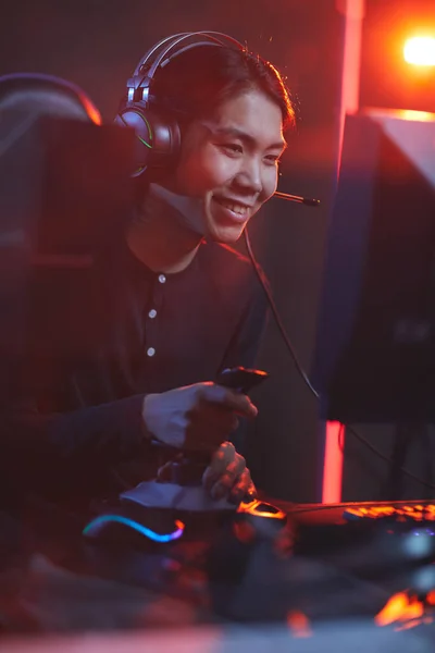 Retrato Vertical Homem Asiático Sorridente Jogando Videogames Usando Mudança Corrida — Fotografia de Stock